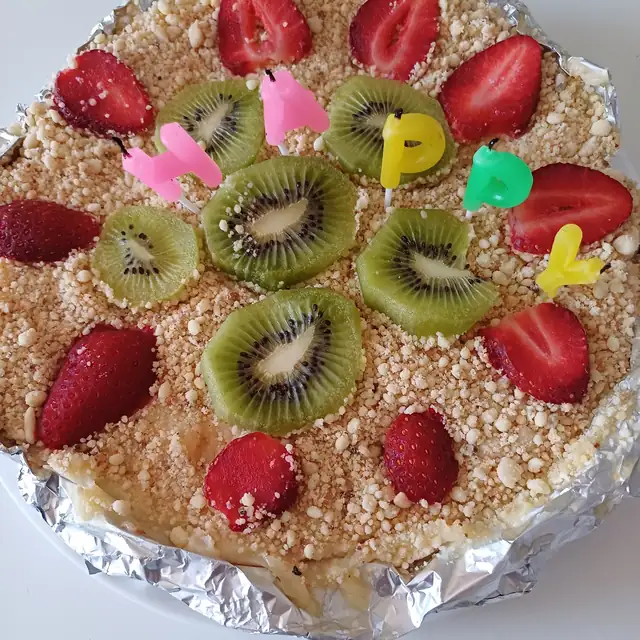 Tort z truskawkami i kiwi